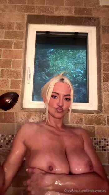 Lindsey Pelas